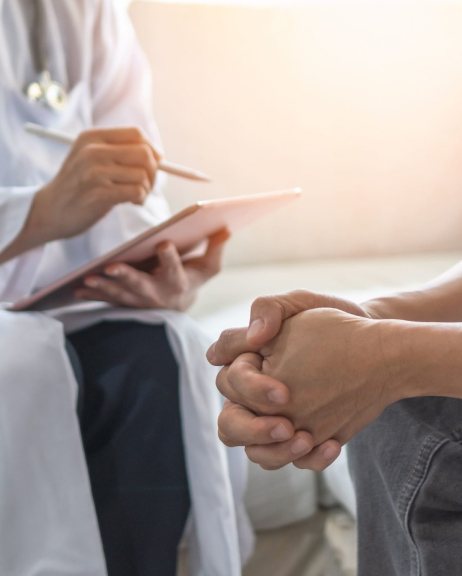 Нарколог записывает анамнез пациента